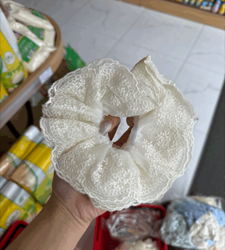 Srunchies ren bản to màu trắng